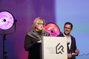 Frau hält eine Rede