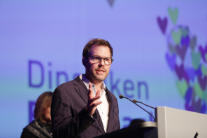 Mann hält eine Rede