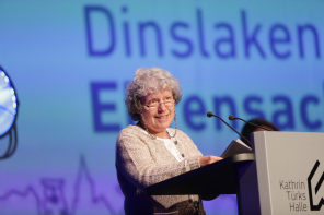 Frau hält eine Rede