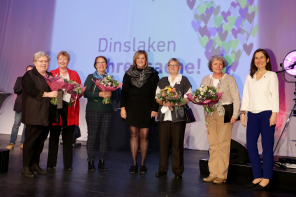 Frauen mit Blumensträußen