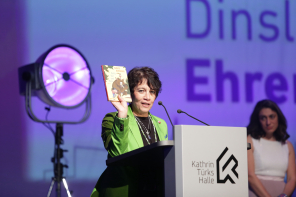 Frau hält eine Rede