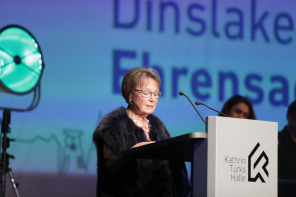 Frau hält eine Rede