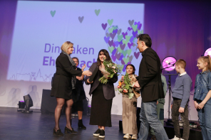 Blumenstraußübergabe