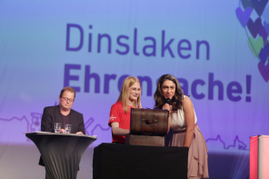 zwei Frauen auf der Bühne