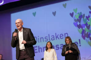 Mann hält eine Rede
