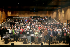 Großes Gruppenbild in einem Saal