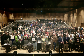 Großes Gruppenbild in einem Saal Großes Gruppenbild in einem Saal
