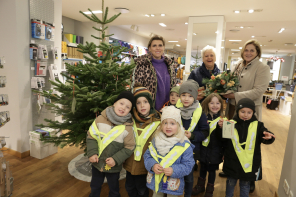 Gruppenbild von Kindern vor einem Weihnachtsbaum Gruppenbild von Kindern vor einem Weihnachtsbaum
