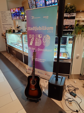 Gitarre vor Eisstube Labbis