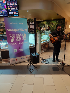 Gitarrist vor Eisstube Labbis