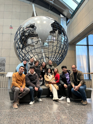 Gruppenbild vor einem Globus Gruppenbild vor einem Globus