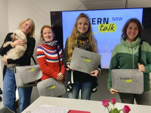 Leute mit Elterntalktasche Leute mit Elterntalktasche