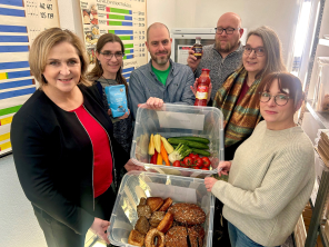 Foodsharing Bürgermeisterin Michaela Eislöffel, Cordula Hamelmann (Museum), Christoph Hügel (Nachhaltige Entwicklung, Stadtverwaltung), Museumsleiter Danny Könnicke, Lucie-Maria Rodemann (Nachhaltige Entwicklung, Stadtverwaltung), Ruth Gruner (Foodsharing) im Dezember 2023