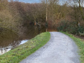 Wasser rund um einen Fußweg