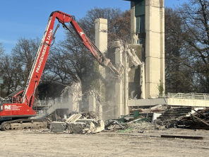 Bagger reist Gebäude ab Bagger reist Gebäude ab