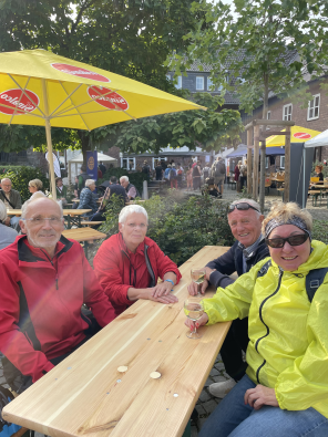 Menschen sitzen draußen an einem Tisch