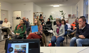 Versammlung von Menschen in einem Raum und schauen sich eine Presentation an Versammlung von Menschen in einem Raum und schauen sich eine Presentation an