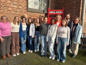 Gruppenbild vor Gebäude