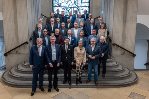 Gruppenbild auf einer Treppe Gruppenbild auf einer Treppe