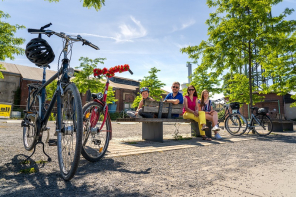 Familie macht Pause auf einer Bank