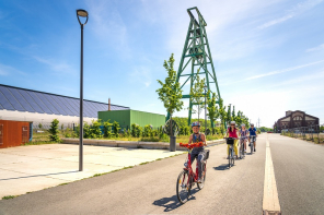 Fahrräder fahren vor der alten Zeche in Lohberg
