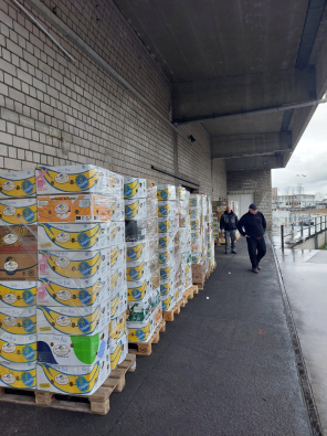 Gebäude von Außen mit Warepaketen Gebäude von Außen mit Warepaketen