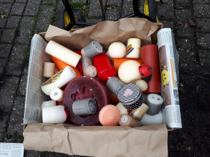 Paket voll mit Wachskerzen Paket voll mit Wachskerzen