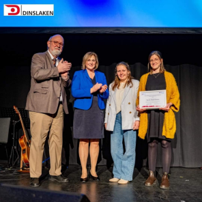 Preisverleihung auf der Bühne Foto der Preisverleihung (von links nach rechts): Wolfgang Kammann, Bürgermeisterin Michaela Eislöffel, Kerstin Benninghoff, Filiz Göcer