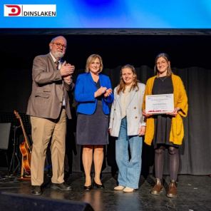 Foto der Preisverleihung (von links nach rechts): Wolfgang Kammann, Bürgermeisterin Michaela Eislöffel, Kerstin Benninghoff, Filiz Göcer