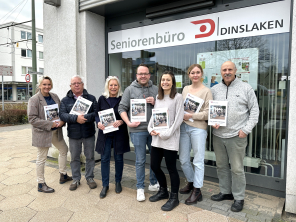 Stadt legt Zeitschrift "Älter werden in Dinslaken" 2024 neu auf Stadt legt Zeitschrift "Älter werden in Dinslaken" 2024 neu auf: Melanie Quernhorst (Fachdienstleitung Senioren und Soziale Leistungen), Werner Steinbring (Seniorenvertretung), Barbara Muhr (Seniorenvertretung), Benedikt Terhorst (Pflegeberatung und Aufsuchende Altenarbeit Stadt Dinslaken), Sarah Köster (Pflegeberatung und Aufsuchende Altenarbeit Stadt Dinslaken), Leandra Sadau (Seniorenbüro), Gisbert Tinnefeld (Seniorenvertretung).
