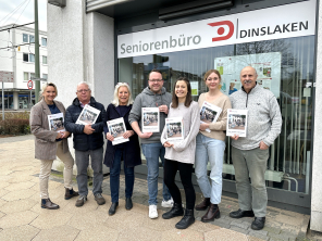 Stadt legt Zeitschrift "Älter werden in Dinslaken" 2024 neu auf: Melanie Quernhorst (Fachdienstleitung Senioren und Soziale Leistungen), Werner Steinbring (Seniorenvertretung), Barbara Muhr (Seniorenvertretung), Benedikt Terhorst (Pflegeberatung und Aufsuchende Altenarbeit Stadt Dinslaken), Sarah Köster (Pflegeberatung und Aufsuchende Altenarbeit Stadt Dinslaken), Leandra Sadau (Seniorenbüro), Gisbert Tinnefeld (Seniorenvertretung).