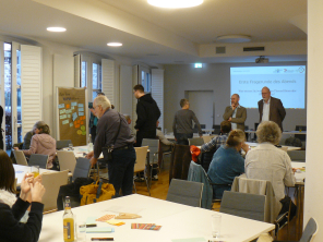 Versammlung von Menschen im Saal Agen Erste Fragerunde des Abends