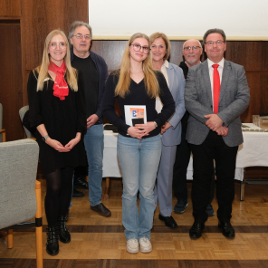 Verleihung des Jugendsportpreises am 8. April 2024: Alina Ganster mit (von links nach rechts) Kim Ernst (Niederrheinische Sparkasse RheinLippe), Peter Lange (Stadtsportverband), Bürgermeisterin Michaela Eislöffel, Heinz Buteweg (Stadtsportverband), Jörg Peiffer (Niederrheinische Sparkasse RheinLippe). Foto von Jörg Lorberg