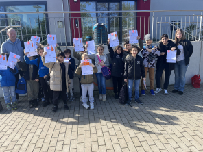 Gruppe Kinder vorm Dinamare Gruppe Kinder vorm Dinamare