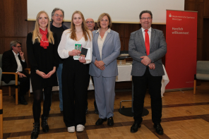 Verleihung des Jugendsportpreises am 8. April 2024: Lotta Späker mit (von links nach rechts) Kim Ernst (Niederrheinische Sparkasse RheinLippe), Peter Lange (Stadtsportverband), Heinz Buteweg (Stadtsportverband), Bürgermeisterin Michaela Eislöffel, Jörg Peiffer (Niederrheinische Sparkasse RheinLippe). Foto von Jörg Lorberg