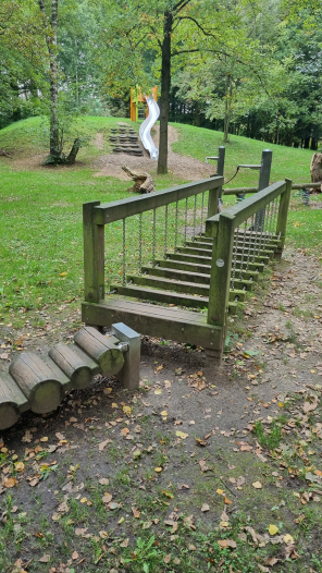 Spielplatz mit Rutsche Spielplatz mit Rutsche
