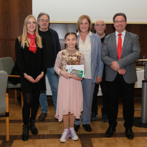 Verleihung des Jugendsportpreises am 8. April 2024: Verenice Heitsch mit (von links nach rechts) Kim Ernst (Niederrheinische Sparkasse RheinLippe), Peter Lange (Stadtsportverband), Bürgermeisterin Michaela Eislöffel, Heinz Buteweg (Stadtsportverband), Jörg Peiffer (Niederrheinische Sparkasse RheinLippe). Foto von Jörg Lorberg