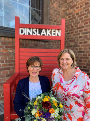 Anne Hochstein und Michaela Eislöffel an dem roten Stuhl Anne Hochstein und Michaela Eislöffel an dem roten Stuhl
