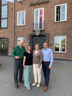 Gruppenbild mit Bürgermeisterin vorm Rathaus Gruppenbild mit Bürgermeisterin vorm Rathaus
