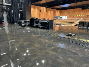 Der Bühnenboden der KTH stand am Donnerstag unter Wasser. Der Bühnenboden der KTH stand am Donnerstag unter Wasser.