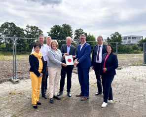Gruppenbild vor Baustelle Gruppenbild vor Baustelle
