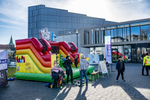 Hüpfburg vor der Kathrin Türks Halle