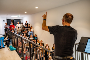 Chor singt auf der Treppe