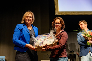Bürgermeisterin Eislöffel übergibt Geschenkekorb 