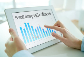 Hände halten ein Tablet mit Balkendiagramm