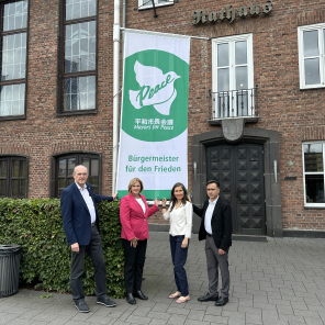 Bild mit Bürgermeisterin Eislöffel vorm Rathaus Bild mit Bürgermeisterin Eislöffel vorm Rathaus