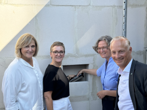 Gruppenbild mit Zeitkapsel Gruppenbild mit Zeitkapsel