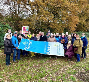 Verleihung der Klimaschutzflagge durch Bürgermeisterin Michaela Eislöffel und den stellvertretenden Landrat Günter Helbig am 23.11.2024 an die Lokale Agenda 21 Verleihung der Klimaschutzflagge durch Bürgermeisterin Michaela Eislöffel und den stellvertretenden Landrat Günter Helbig am 23.11.2024 an die Lokale Agenda 21