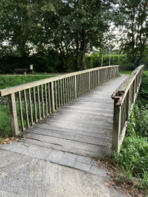 Holzbrücke über den Rotbach Blick in Laufrichtung