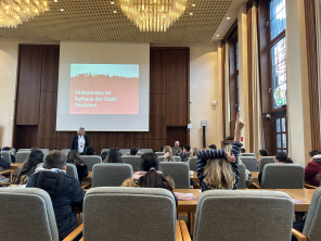 Eislöffel mit Kindern im Ratsaal 